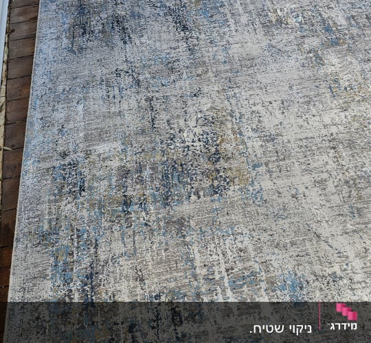 שטיח על רצפת עץ, צבעים מעורבים